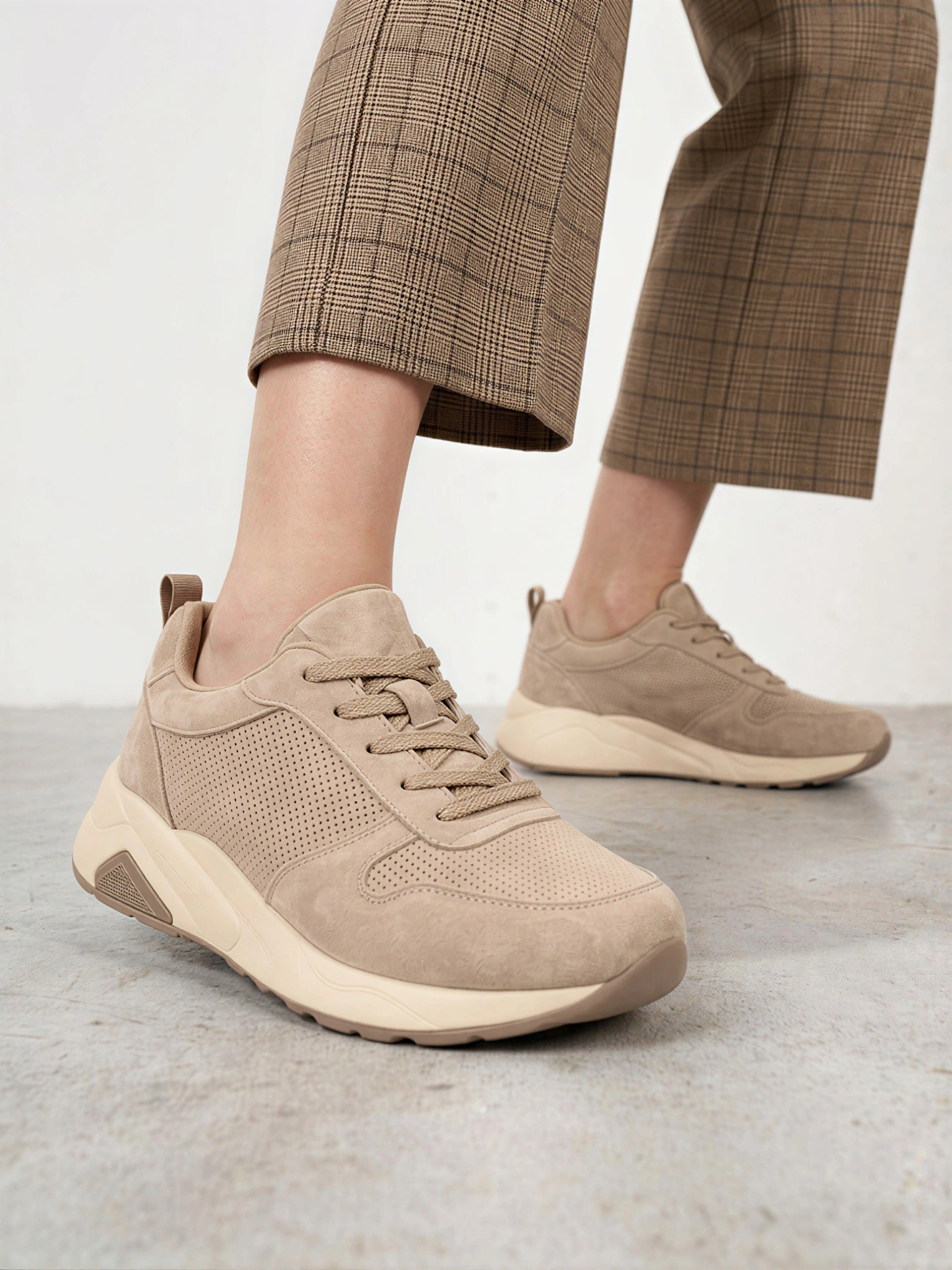 Кроссовки бежевого цвета с перфорацией на средней платформе